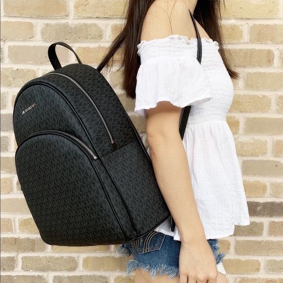 Bundle💕NWT Michael Kors Backpack &Wallet - Picture 3 of 4